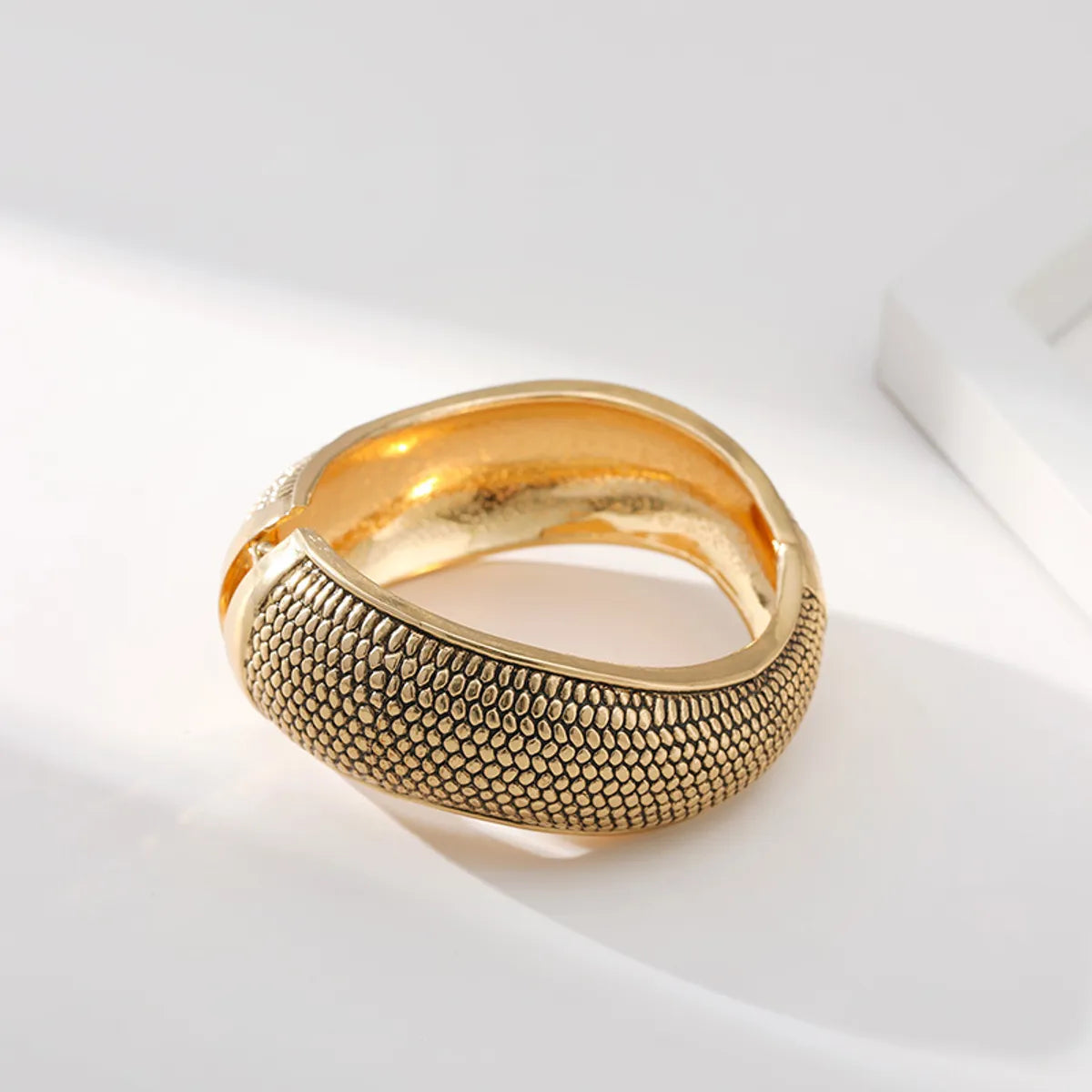 Affordable bracelets for casual wear-Ethnic Style Geometric Alloy Women'S Bangle