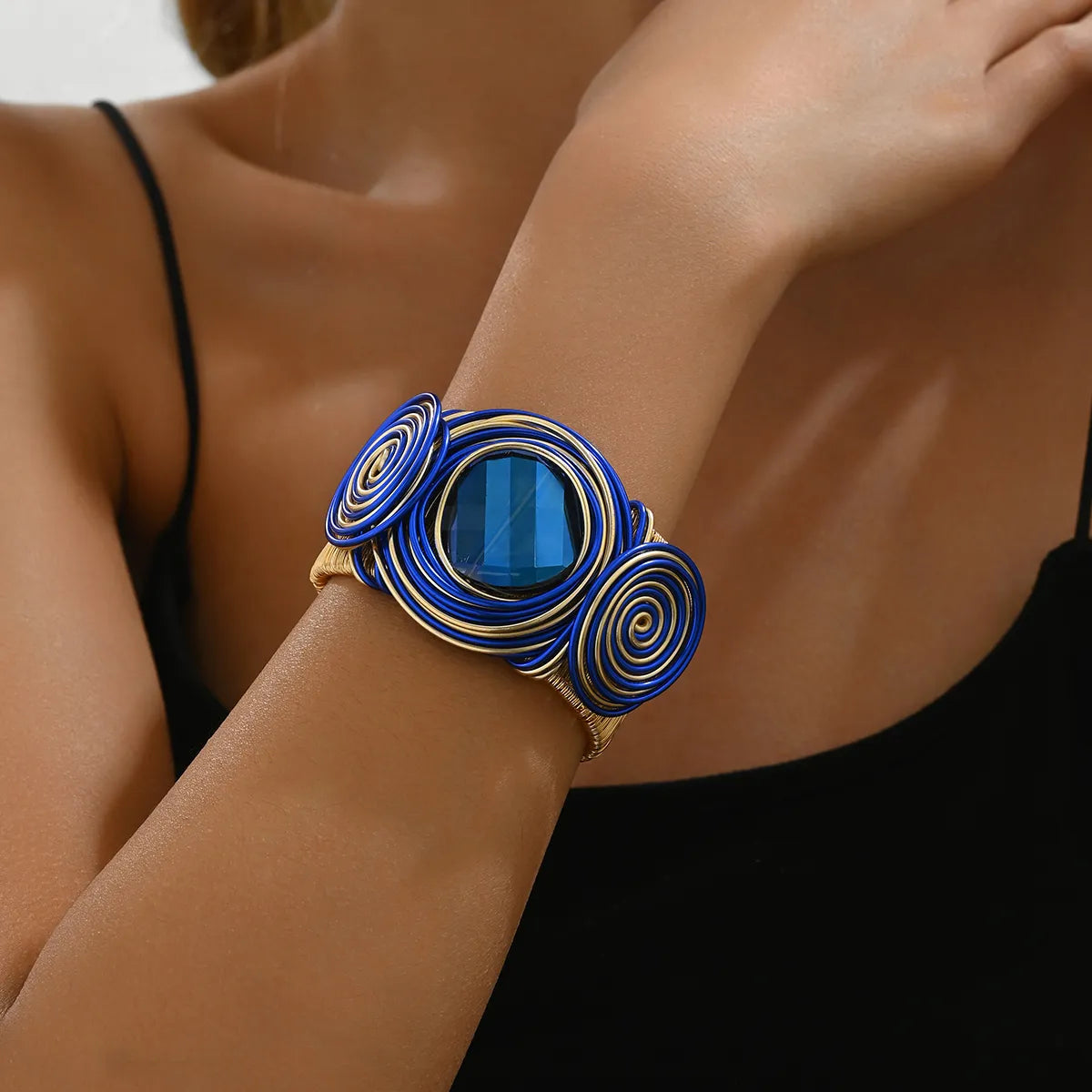 Luxury bracelets with sapphires-Retro Bohemian Oversized Round Rhinestones Aluminium Alloy Wholesale Bangle