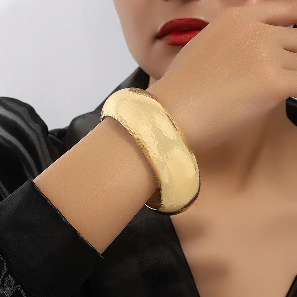 Unique gold bangles with designs-Ig Style Retro Commute Round Alloy Plating Gold Plated Women'S Bangle